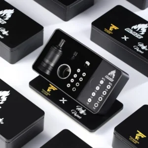 Blaze MTL RTA, navrhnutý Thunder Cloud v spolupráci s Mikom Vapesom, je rekompovateľný atomizér určený pre MTL. Jednocievkový zásobník s dvojitým stĺpikom, čo umožňuje jednoduchú inštaláciu armatúr. Kapacita 3 ml a horné plnenie. Presne nastaviteľný prietok vzduchu s 9 pinmi (0,8, 1,2, 1,4, 1,6, 2,0, 2,0, 3,5, 3,5 mm a plástov plástov), ​​ideálny pre MTL odber v RDL. Vymeniteľná kvapkacia špička 510. Pevná konštrukcia z nerezovej ocele. Je zarovnaný s modifikáciami s priemerom maximálne 22 mm.